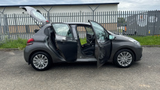 Peugeot 208 1.2 PureTech 82 Signature 5dr [Start Stop] Petrol Hatchback
